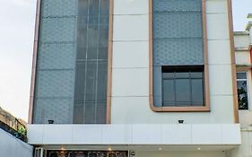 Front One Budget Hotel Tirtonadi Solo